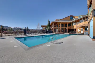 Image de Private Balcony & Mtn Views: Granby Studio!