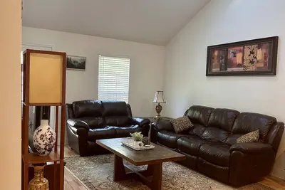 Image de Cozy townhome - 5 minutes to military base!