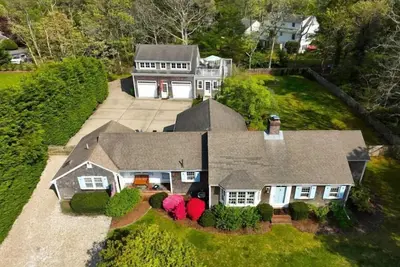 Image de Chatham Compound + Carriage House - Huge yard, Game Room, Kayaks, Sleeps 10