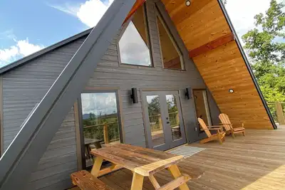 Image de Modern 3-bedroom chalet with Starlink, hot tub, Ac in delightful Jasper.