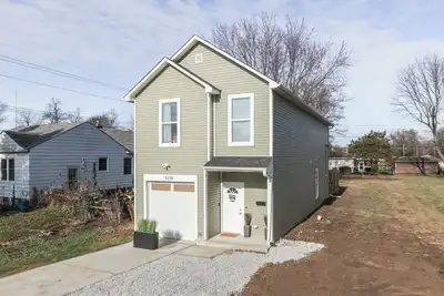 Image de Luxury Modern Nearby Downtown Indy Escape: New Built. Game Room, 75” TVs