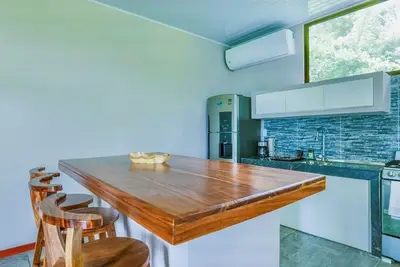 Image de Jungle Condo upstairs unit 2br/1b full kitchen free parking