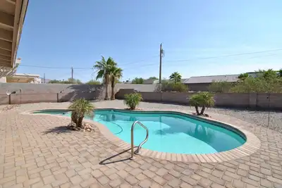 Image de Open concept pool and spa home