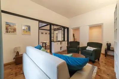 Image de GuestHost - A stunning 80 sq. m. apartment located on the fifth floor, of six in total, of a renovated period building with elevator (not suitable for the disabled, two steps to reach it). Perfect for 4 people it is located in the heart of Trastevere.