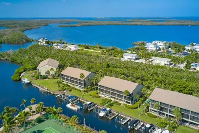 Image de Beautiful waterfront condo with gulf access