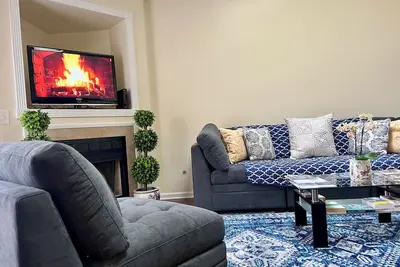 Image de Cozy and Spacious Condo: Prime Location, Minutes from Beach and Downtown!