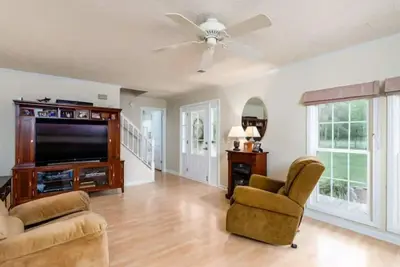 Image de Spacious Home with Acreage\n