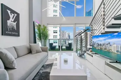 Image de Modern luxury loft with water and city views