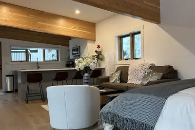 Image de Eco-Luxe Suite at Red Mountain with Hot Tub