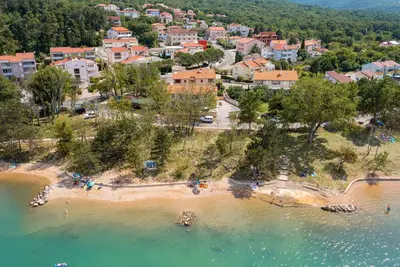 Image de Appartement de vacances à l'étage avec trois unités de climatisation
