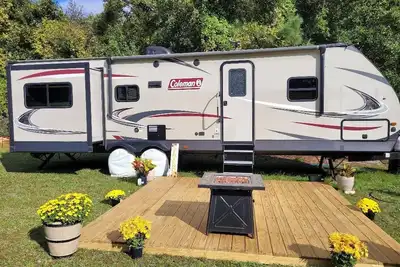 Image de 6 golf courses within 20 minutes, 30 foot camper with deck, firepit & Bbq