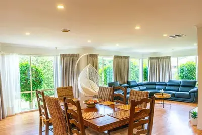 Image de Brightside • Spacious Family Home with Theatre Room Near Melbourne Airport