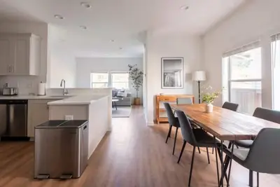 Image de Suburban Woodland Getaway - Close to the City and Nature Trails
