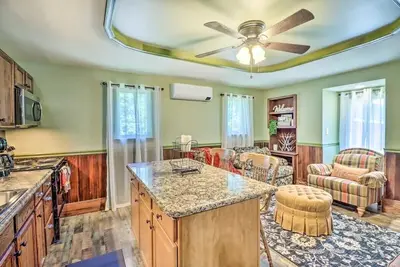 Image de TreeTop Loft Apartment with River & Mountain on 10-Acres