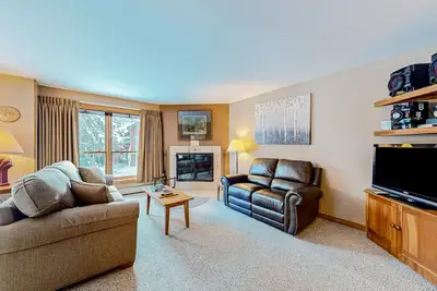 Image de Mountain view condo with pool, hot tub, sauna & gym - walk to lifts & golf