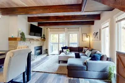 Image de Beautifully remodeled condo on Sandstone Creek, walk to free Vail shuttle