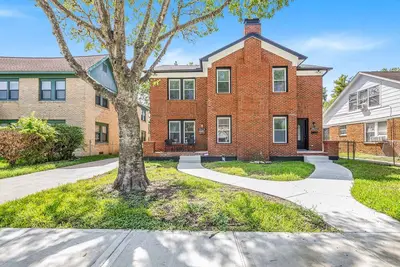 Image de Conveniently located duplex with all-new interior, fireplace & W/D