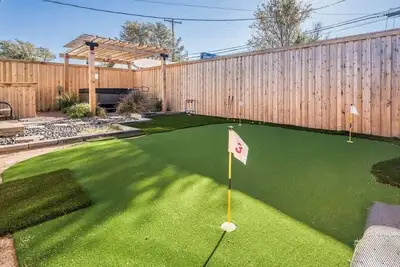 Image de The SuiteSpot Hot Tub  Ev Charger  Mini-Golf  Private Yard, Sleeps 6