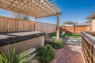 Image de The Oasis | Hot Tubs | Mini-Golf |Ev Charger | 2x Kitchens, Sleeps 12