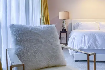 Image de Centrally located, elegant, spacious, home, large screen tv, pool & ping pong!