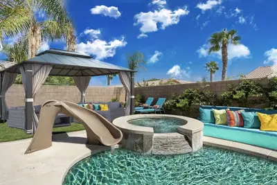 Image de Desert Paradise - Arcade, Casino, Spa, Play Area, Water Slide, Pool Table