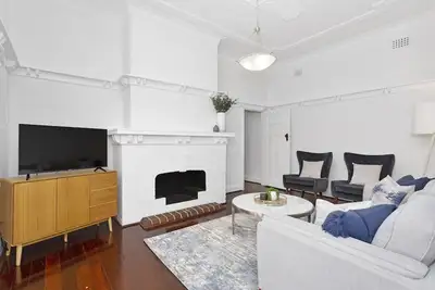 Image de Elegant Art Deco Semi Detached 2-Bed Home by Parks