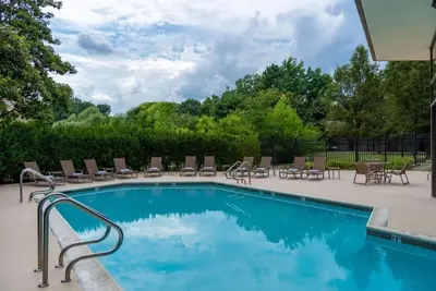 Image de Your Urban Getaway! 3 Relaxing Units, Indoor and Outdoor Pool, Pet-friendly!