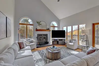 Image de Spacious, private, four-season home built on mountainside with great proximity to Wintergreen, breweries, cideries, and hiking