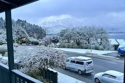 Image de Red Peaks is a gorgeous home & views less than 100m to ski transport