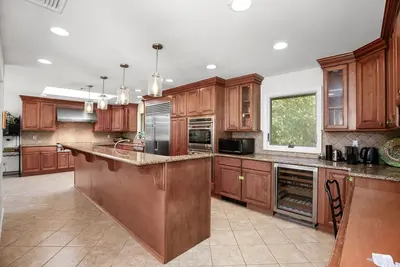 Image de Spacious & Sunny Single Family