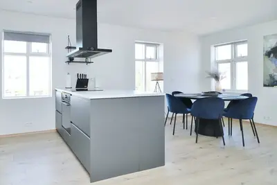 Image de Modern 2bdr. centrally located by the harbor