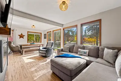 Image de New! Sunset Cabin - Two decks - Fire pit - Electric fireplace - Pet friendly - Fenced yard