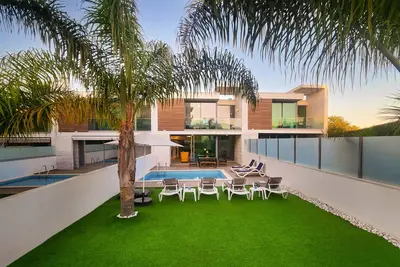 Image de Moon by Check-in Portugal