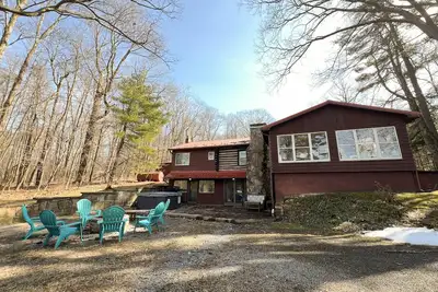 Image de The Whiskey Barrel Lodge | Hot Tub & Firepit!