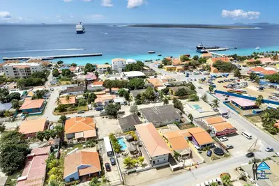 Image de 5 Minuten van het Centrum en Supermarkten! Rustig Verblijf met Zwembad