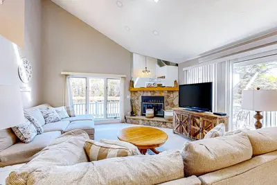 Image de River view home within walking distance of the beach - bikes, grill, and yard