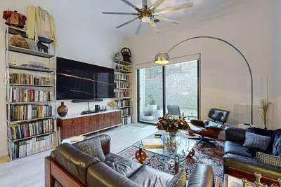 Image de Charming & sun-filled dog-friendly retreat with patio & W/D - near shops & parks