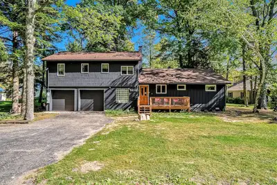 Image de Amazing riverfront retreat with firepit, patio, W/D, & great views