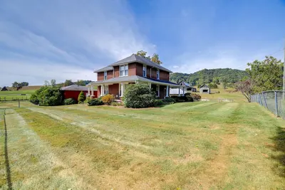 Image de Historic Home on 160-Acre Farm in Bristol!