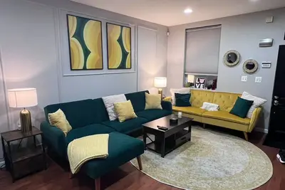 \"Fan Favorite\"- Historic townhouse blocks from Ravens & Orioles Stadiums &  Ummc