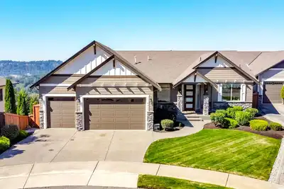 Image de Luxurious and spacious view home ready for your group!