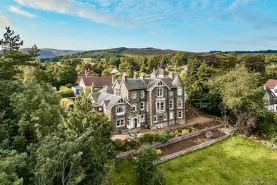 Image de An outstanding luxury retreat set high on a hill in the town of Peebles.