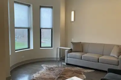 Image de Beautiful newly renovated townhome, very quite, safe, centralized location. \n