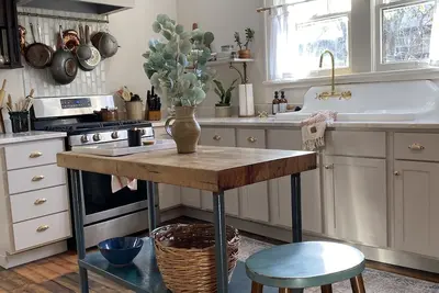 Image de Victorian Beauty in Historic Downtown Olathe.