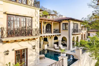 Image de Exquisite Mediterranean Home with pool, hydromassage and sauna