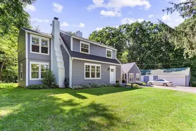 Image de Renovated modern farmhouse, with cozy treehouse