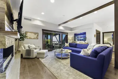 Lakefront community  2, 775 sqft. 4 bed, 4 bath Condominium