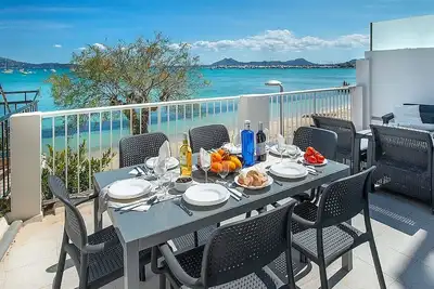 Image de Stylish Seafront Apartment, Large Balcony Overlooking Sea & Beach on Pine Walk, Port de Pollenca!