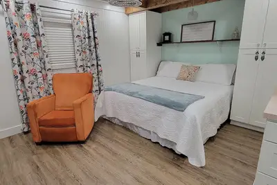 Image de Vintage Chic King Bed Studio Apartment Near The Villages Pet Friendly