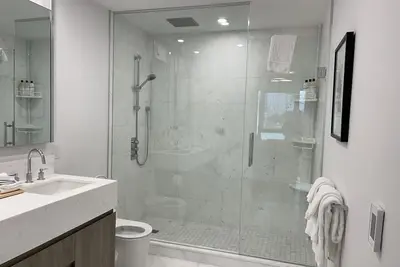 Image de Yorkville/Annex, New Condo, 3 Beds, 2. 5 Baths, 1500 Sqf, Terrace 320 sqf, Parking